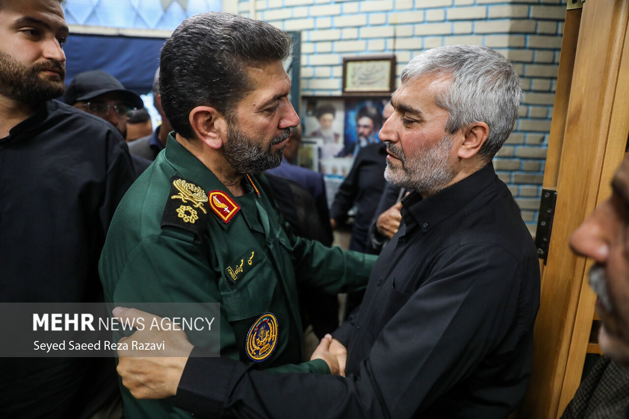 تصاویری از دلجویی فرمانده ارشد سپاه از خانواده شهید مدافع امنیت