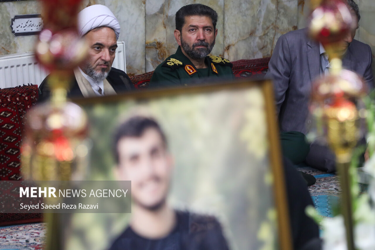 تصاویری از دلجویی فرمانده ارشد سپاه از خانواده شهید مدافع امنیت