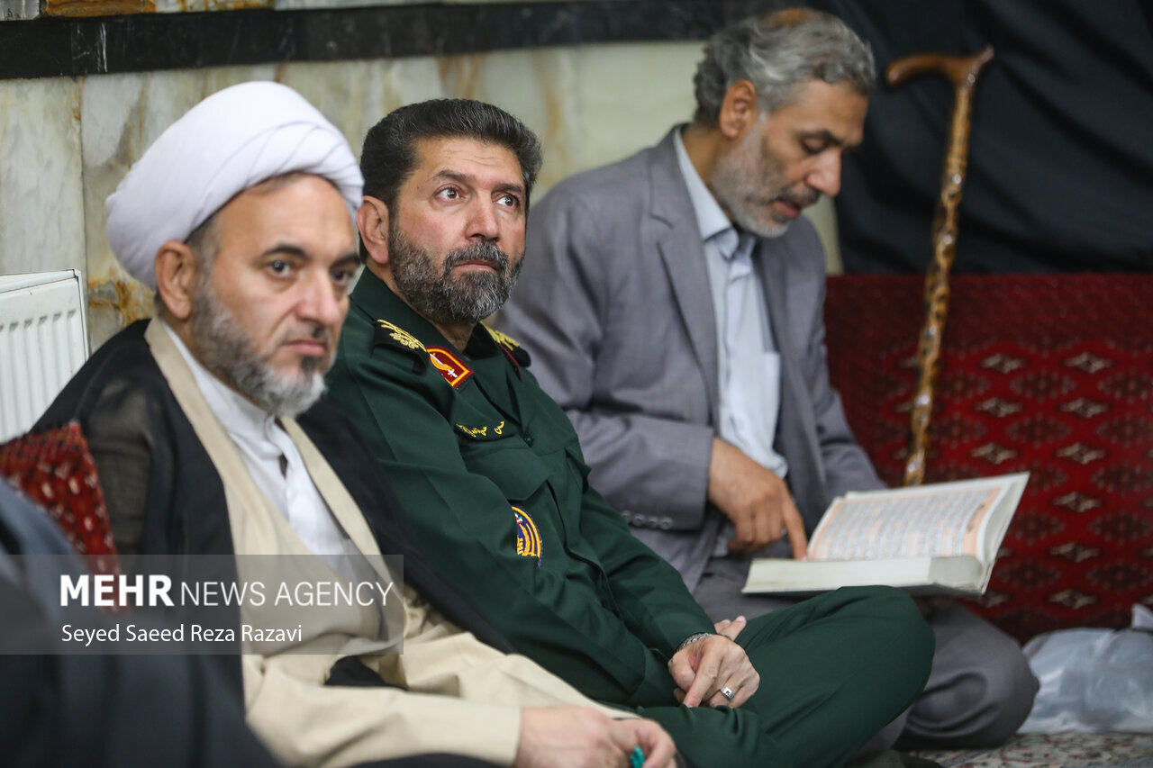 تصاویری از دلجویی فرمانده ارشد سپاه از خانواده شهید مدافع امنیت