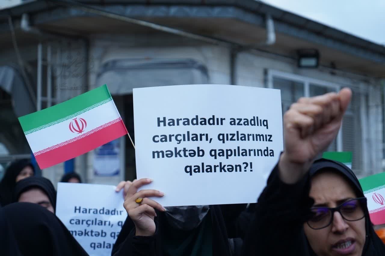 تصاویر حمایت دختران دانشجوی گیلان از زنان محجبه آذربایجان | دست‌نوشته‌های معنادار آنها را ببینید
