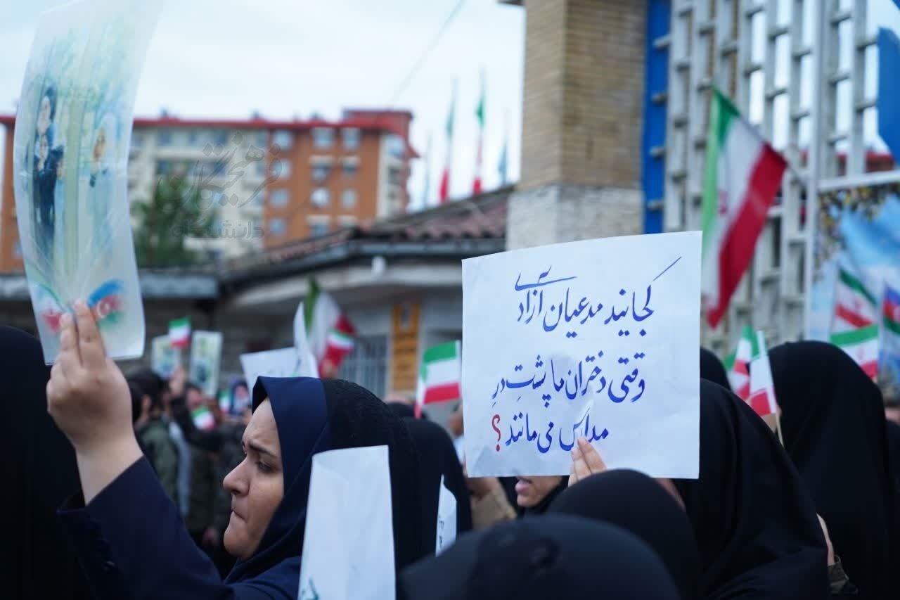 تصاویر حمایت دختران دانشجوی گیلان از زنان محجبه آذربایجان | دست‌نوشته‌های معنادار آنها را ببینید