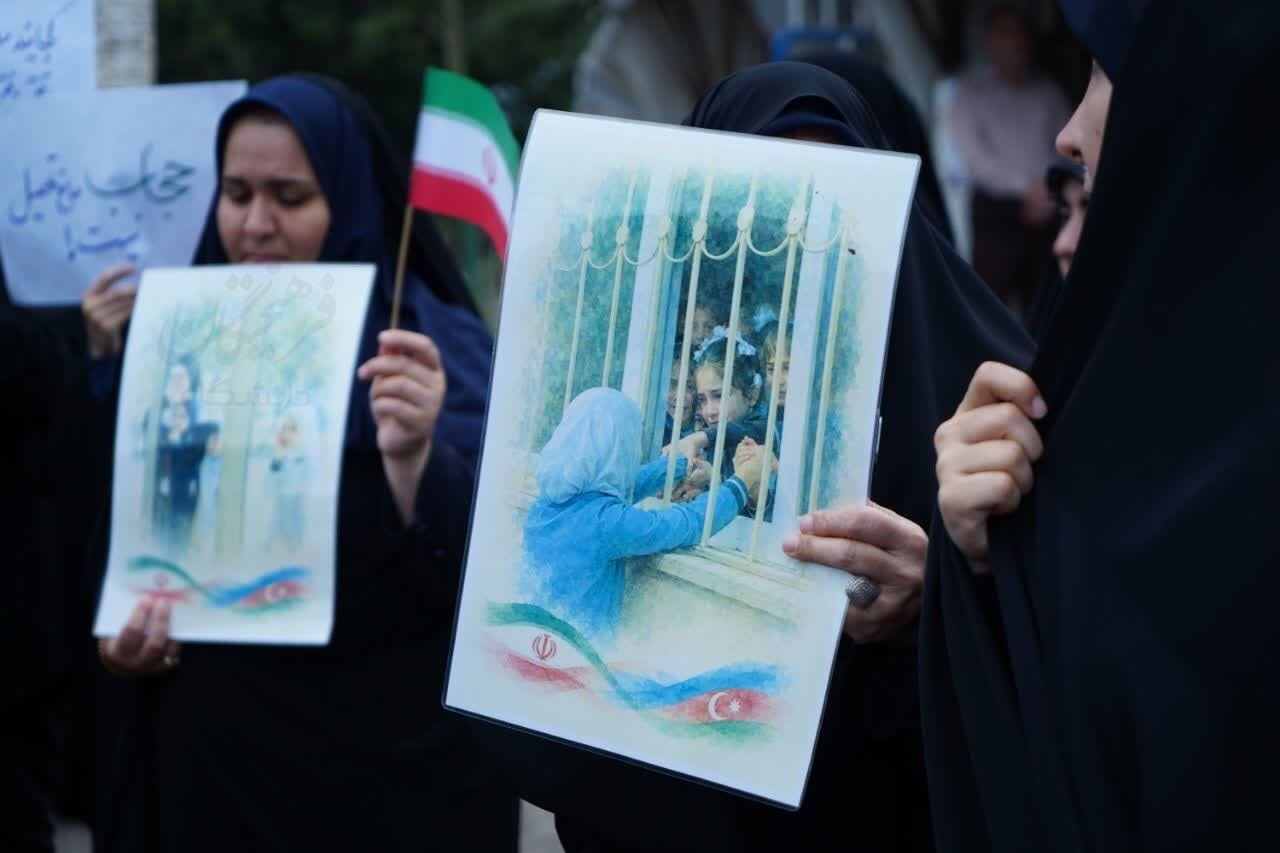 تصاویر حمایت دختران دانشجوی گیلان از زنان محجبه آذربایجان | دست‌نوشته‌های معنادار آنها را ببینید