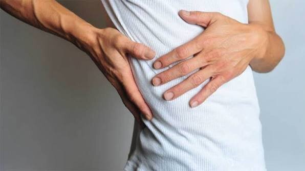 درد سمت راست شکم و زیر دندهها نشانه چیست؟ چه زمانی جدی بگیریم؟