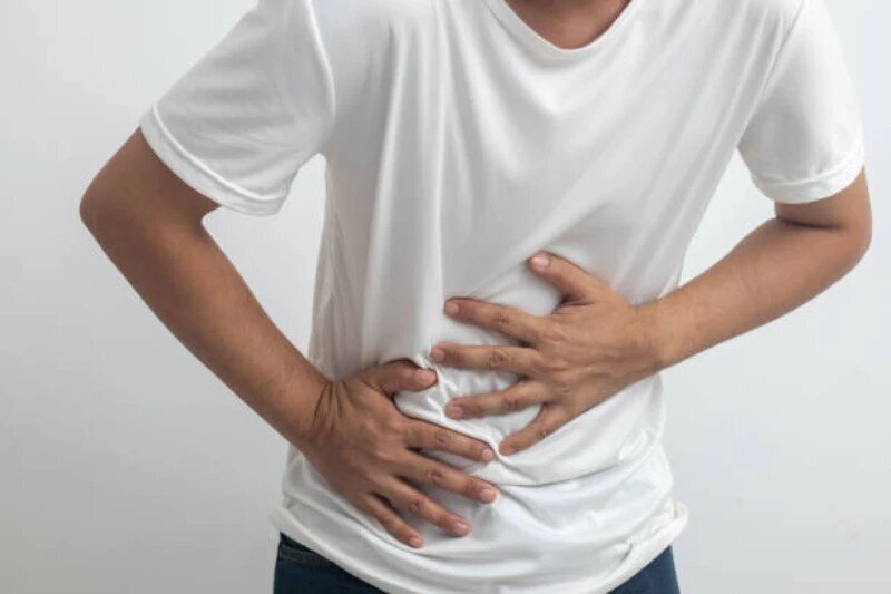 درد سمت راست شکم و زیر دنده‌ها نشانه چیست؟ چه زمانی جدی بگیریم؟