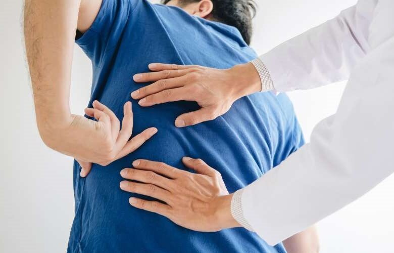 درد سمت راست شکم و زیر دنده‌ها نشانه چیست؟ چه زمانی جدی بگیریم؟