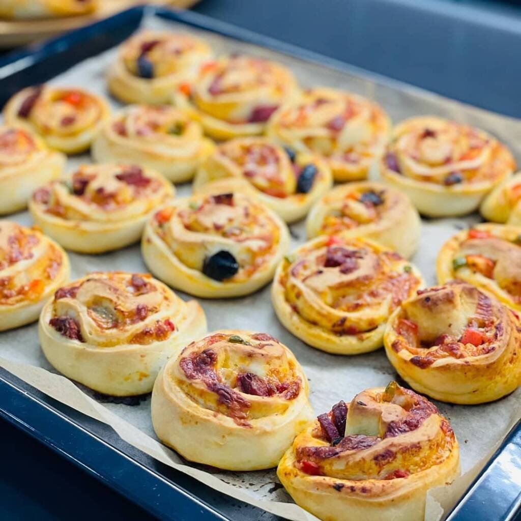 طرز تهیه پیتزا رولی پپرونی؛ یک غذای خوشمزه و متفاوت برای دورهمیها