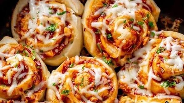 طرز تهیه پیتزا رولی پپرونی؛ یک غذای خوشمزه و متفاوت برای دورهمیها
