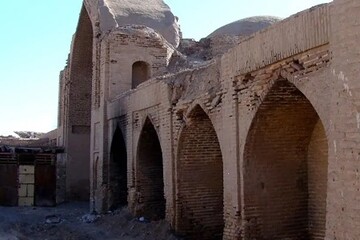 والبیال در بارانداز کاروانسرای ۵۰۰ ساله | چرا کاروانسرای سمنگان هنوز مرمت نشده است؟ + فیلم