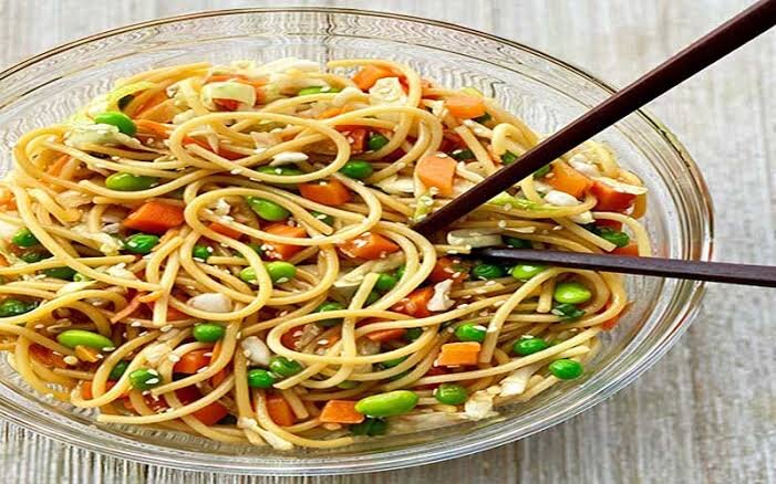 با یک بسته نودل، سالادی خوشمزه و رنگی درست کنید! + طرز تهیه