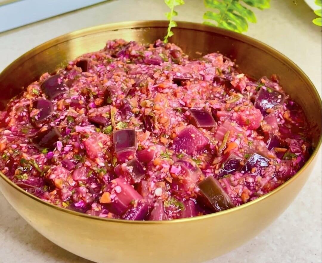 طرز تهیه ترشی یار الماسی؛ چاشنی خوشمزهای با عطر بادمجان دودی